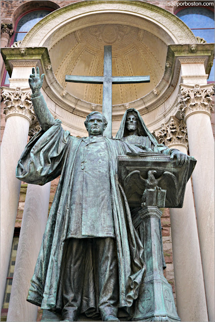 Escultura de Phillips Brooks en Trinity Church en Boston