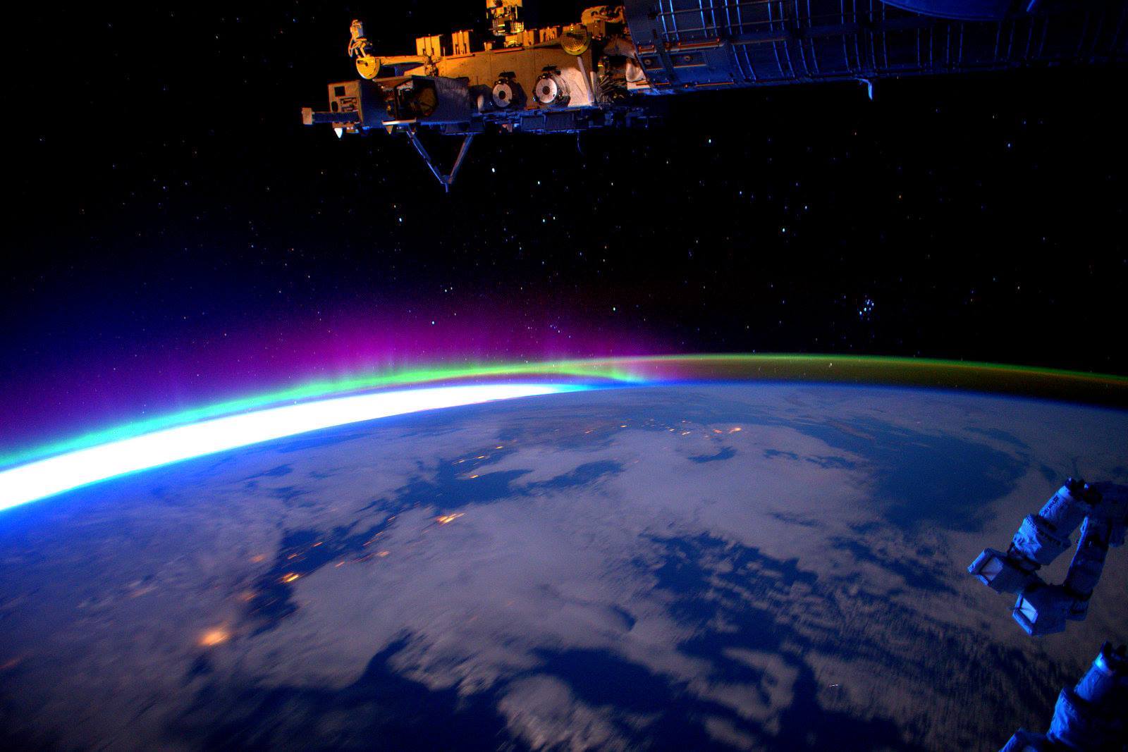 В каком году был открыт космос. Земля из космоса. Снимки земли с МКС. Космос реальный. Земля из космоса реальные.