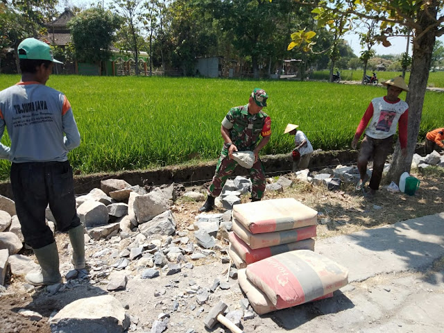 Kebersamaan Babinsa Dan Warga Karya Bhakti Pembuatan Talud Saluran Irigasi