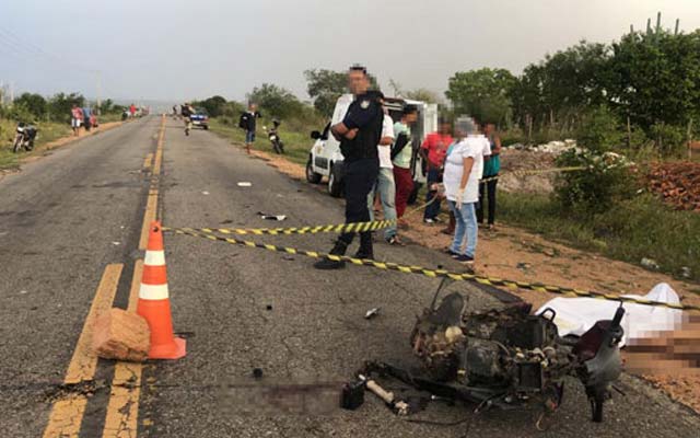 Mulher morre após caminhão colidir com moto em Queimadas