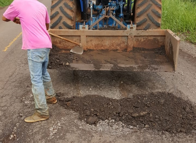 Cansados de esperar, moradores decidem tapar buracos na estrada entre Roncador e Iretama