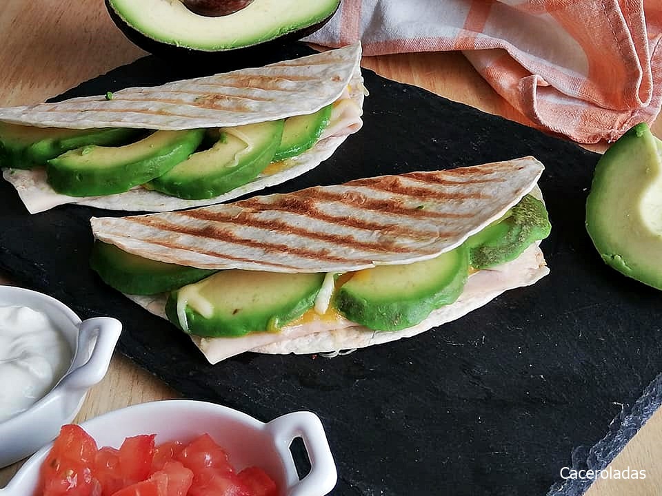 Quesadilla de aguacate y pollo con queso Caceroladas