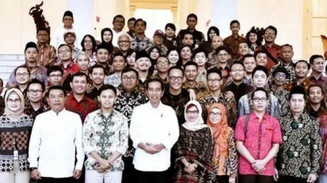 Geger-Foto-Jokowi-dan-Abu-Janda-cs-Rocky-Gerung-Buzzer-Itu-Budak-Politik