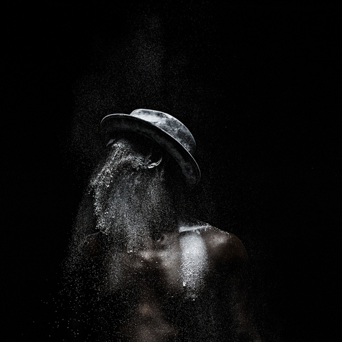 Proyecto Metamorphosis (2015) por Mohau Modisakeng | hombre y polvo en claroscuro | bonitas fotos cool