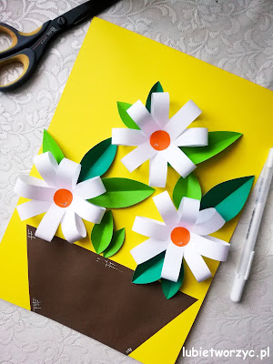 Kwiaty z papierowych pasków - praca plastyczna