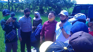 Polda Jawa Barat Berikan Bantuan Pupuk Ke Petani Indramayu E satu.com Indramayu