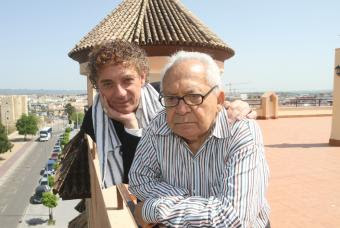 Juan Carlos Mestre y Lêdo Ivo (con gafas), en una azotea de Córdoba