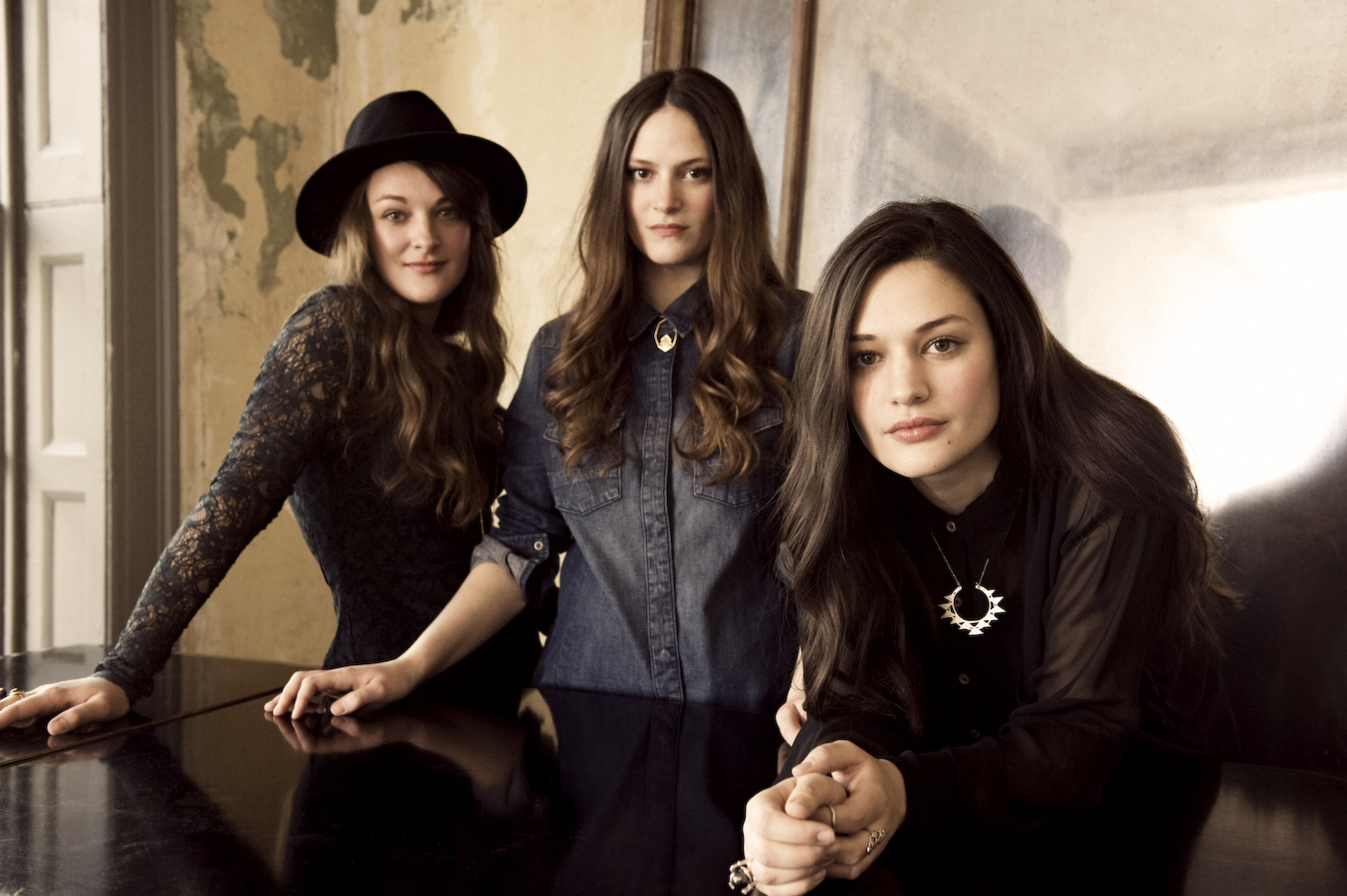 Трио сестер. The staves Band. The staves & YMUSIC - the way is read. Jessica Stavely Taylor. Сравнение фолк и фолктроника.