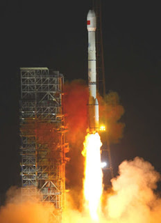 cohete - lanzando un cohete - despegue de un cohete - llamas de un cohete - llamas - cohete militar