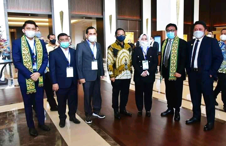 Bupati Musi Rawas Utara (Muratara), H. Devi Suhartoni (HDS), menghadiri Pengarahan Kepemilikan Saham Daerah pada Badan Usaha Milik Daerah (BUMD) berdasarkan Peraturan Pemerintah Nomor 54 Tahun 2017 tentang BUMD. Bertempat di Hotel Fairmont Jakarta, Senin (22/3).
