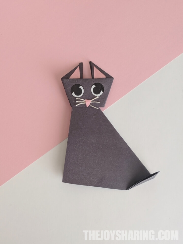 Origami Black Cat Halloween Craft #thejoyofsharing #papercrafts #halloweencrafts #halloweenideas #halloweendiy via @thejoysharing