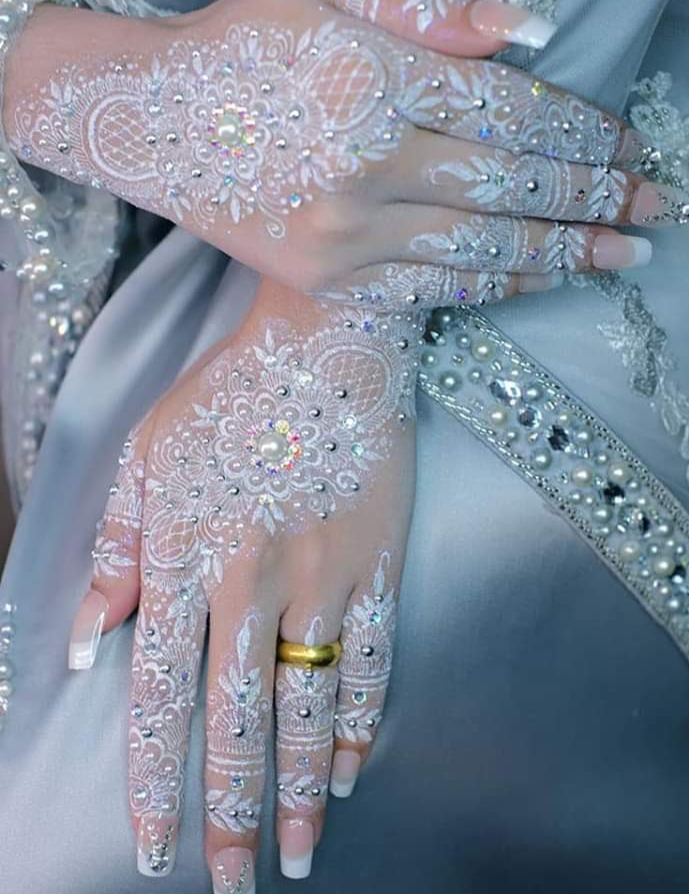 Model Henna Putih dan Merah Untuk Pengantin dengan Desain Mewah dan