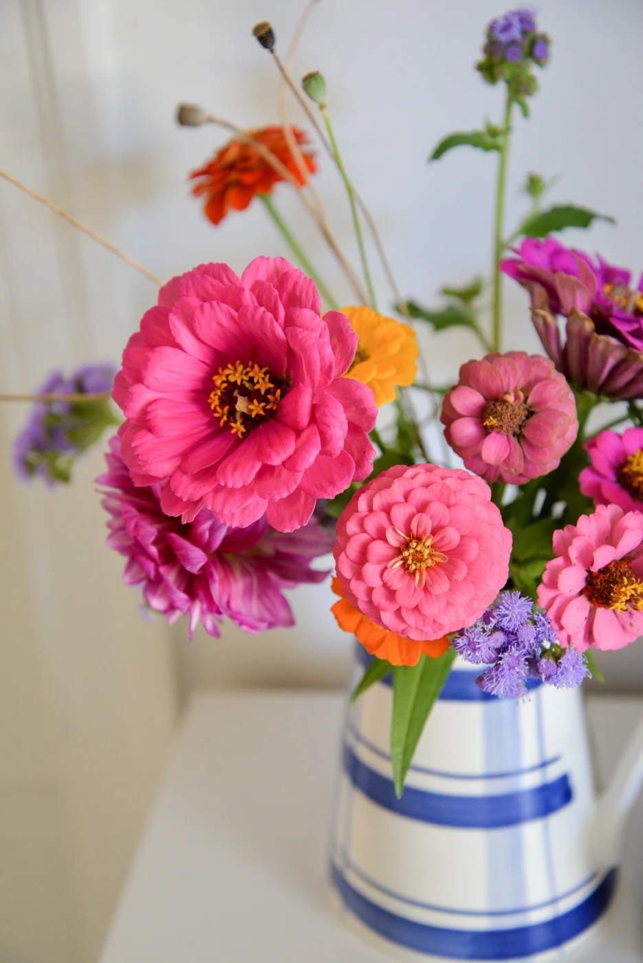 fall zinnias, fall seasonal flowers, vase with fall flowers, cutting garden fall flowers