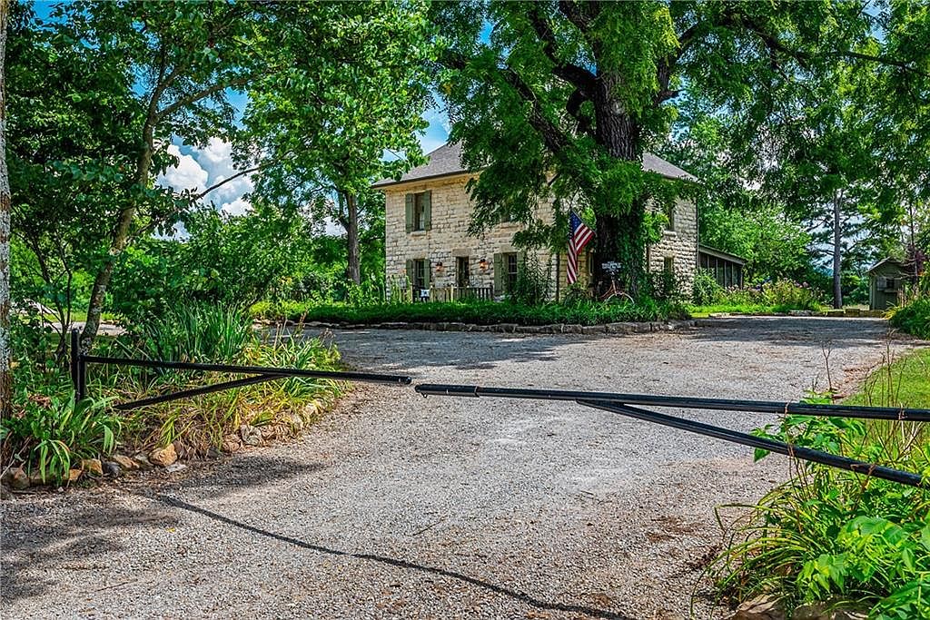 Sweet House Dreams 1878 Limestone Farmhouse in Berryville, Arkansas