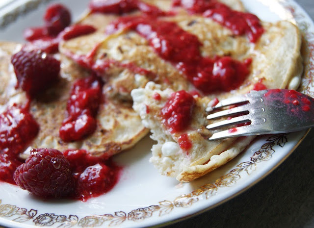 Pancakes bez glutenu z serkiem wiejskim