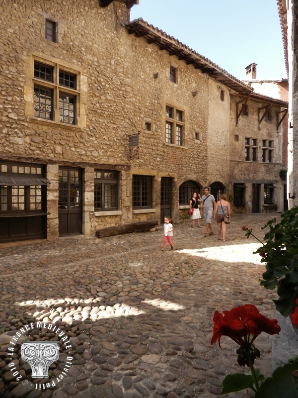 LA FRANCE MEDIEVALE: PEROUGES (01) - La cité médiévale
