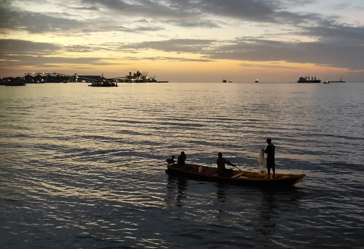 Pescadores no entardecer do rio Tapajós, em Santarém; registro de David Yoshii