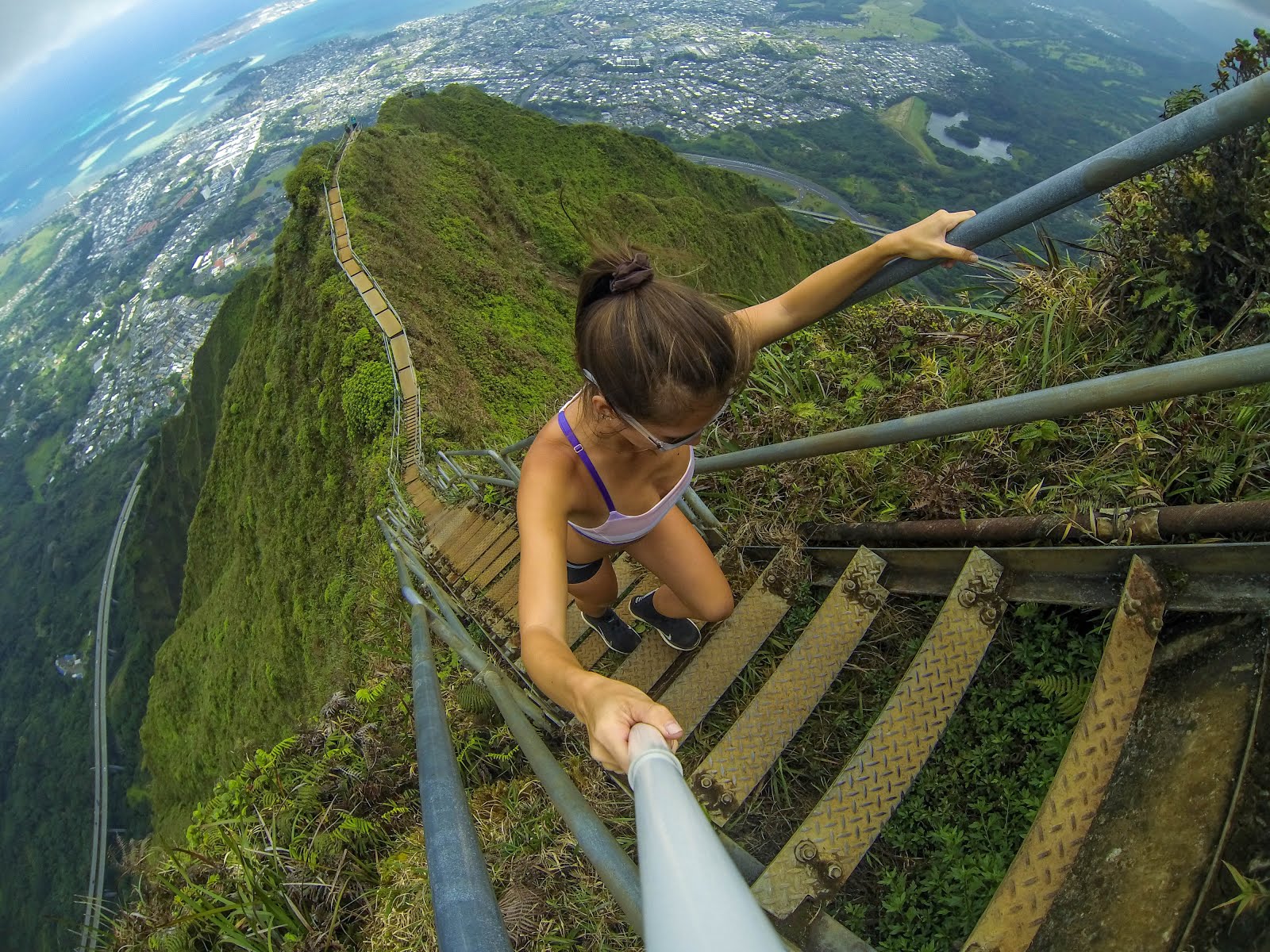 Это невероятно трудно. Лестница хайку, Оаху, Гавайи. Крутая лестница в горах. Лестница в горах Китая. Интересная жизнь.