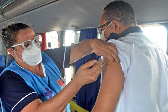 Cícero acompanha vacinação de pessoas 55+, operadores do transporte de passageiros e agentes de limpeza Cícero acompanha vacinação de pessoas 55+, operadores do transporte de passageiros e agentes de limpeza