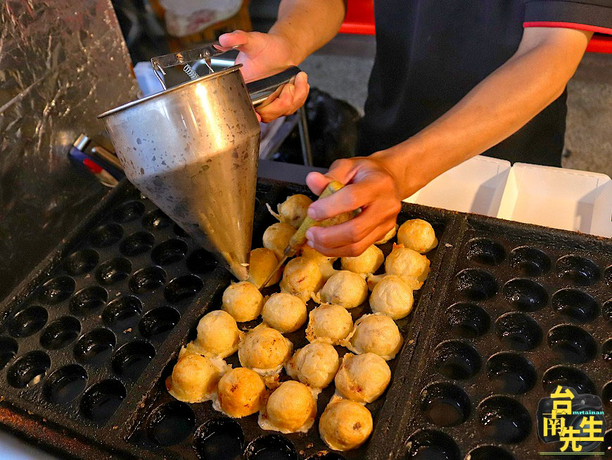 高雄章魚燒/下午才營業只賣4小時/限量供應晚來吃不到/當天採買新鮮章魚/每日隨機四種口味/隱藏版不定期推出/堅持現點現做/附贈自製小菜