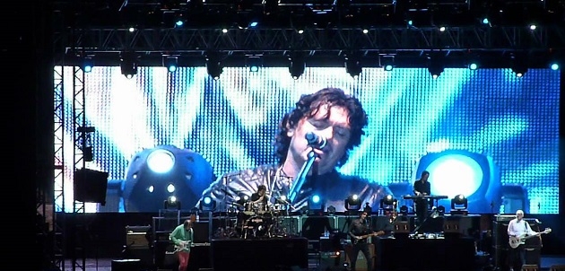 Escenario con pantalla gigante Muestra a integrantes de Caifanes en concierto Escenario con pantalla gigante Muestra a integrantes de Caifanes en concierto