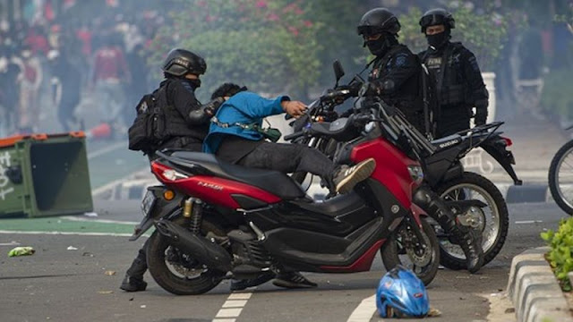 Demo tolak UU Cipta Kerja di 18 Provinsi Diwarnai Kekerasan, YLBHI: 'Polisi Melakukan Tindakan Brutal'