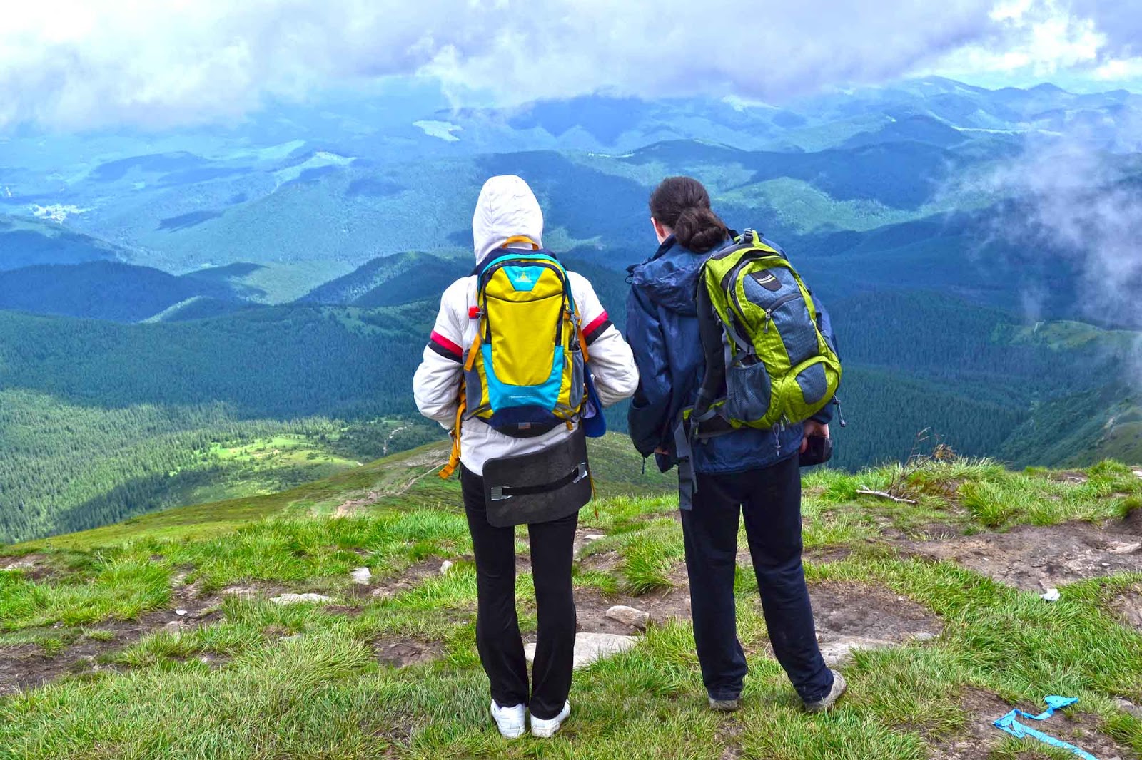 Семья в горах. Семья туристов в горах. Поход летом. Походы в горы летом. Горный алтай белокуриха санаторий.