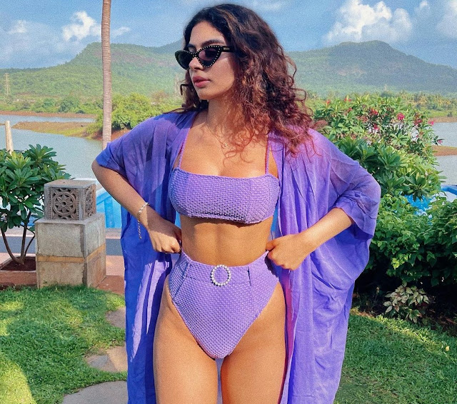 Janhvi Kapoor's Sister Khushi Kapoor Sizzles in a Super Hot Purple Bikini