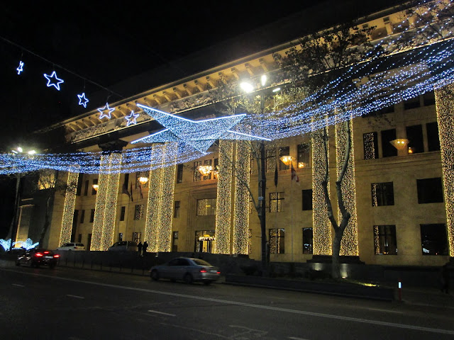 El edificio del Parlamento iluminado en Navidad en Tbilisi