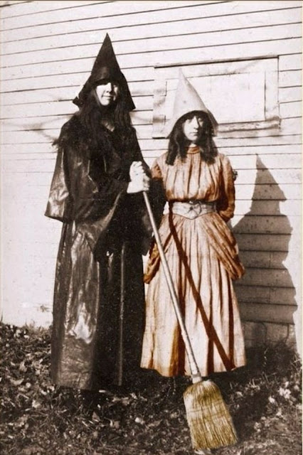 Mujeres disfrazadas de brujas a principios del siglo XX