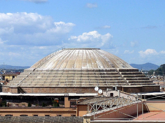 Внешний вид Римского Пантеона, построенного в 128 г. н.э., все еще крупнейшего неармированного цельного бетонного купола.