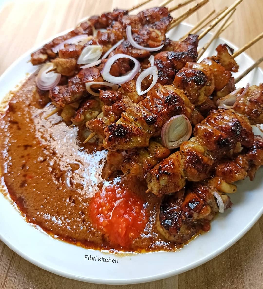 Sate Ayam Komplit. Resep Sate, Saus Kacang, dan Pelengkapnya Semua