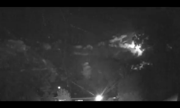 Palla di fuoco gigante incendia il cielo di Australia: video impressionante.