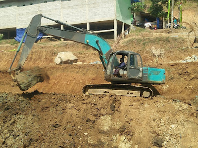 EDI, SANG OPERATOR BACKHOE PEMBUATAN EMBUNG TMMD DESA SUKOREJO EDI, SANG OPERATOR BACKHOE PEMBUATAN EMBUNG TMMD DESA SUKOREJO