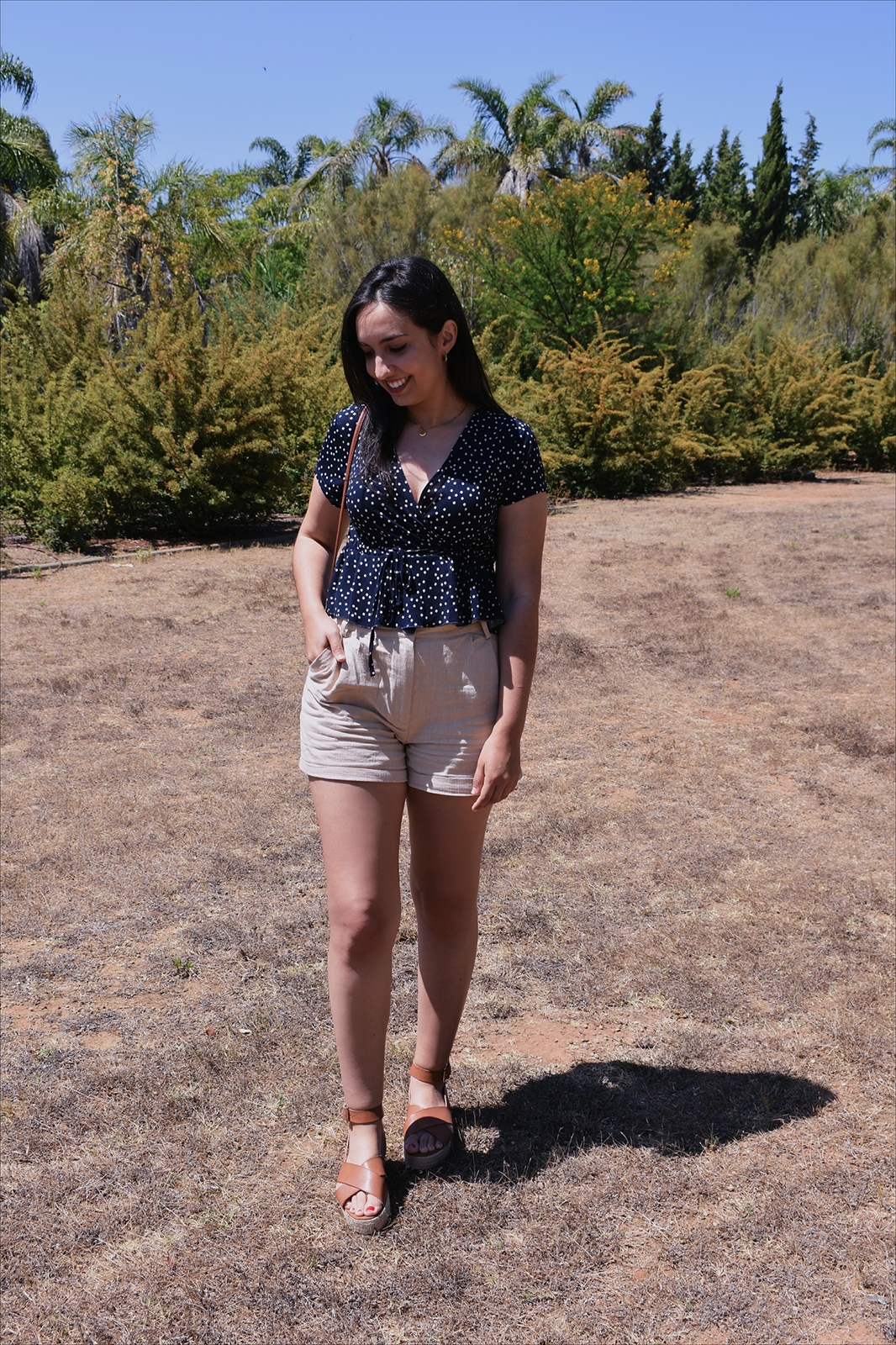 short beige mujer