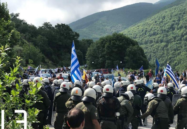 Αποτέλεσμα εικόνας για 3 ελικόπτερα πετάνε χημικά