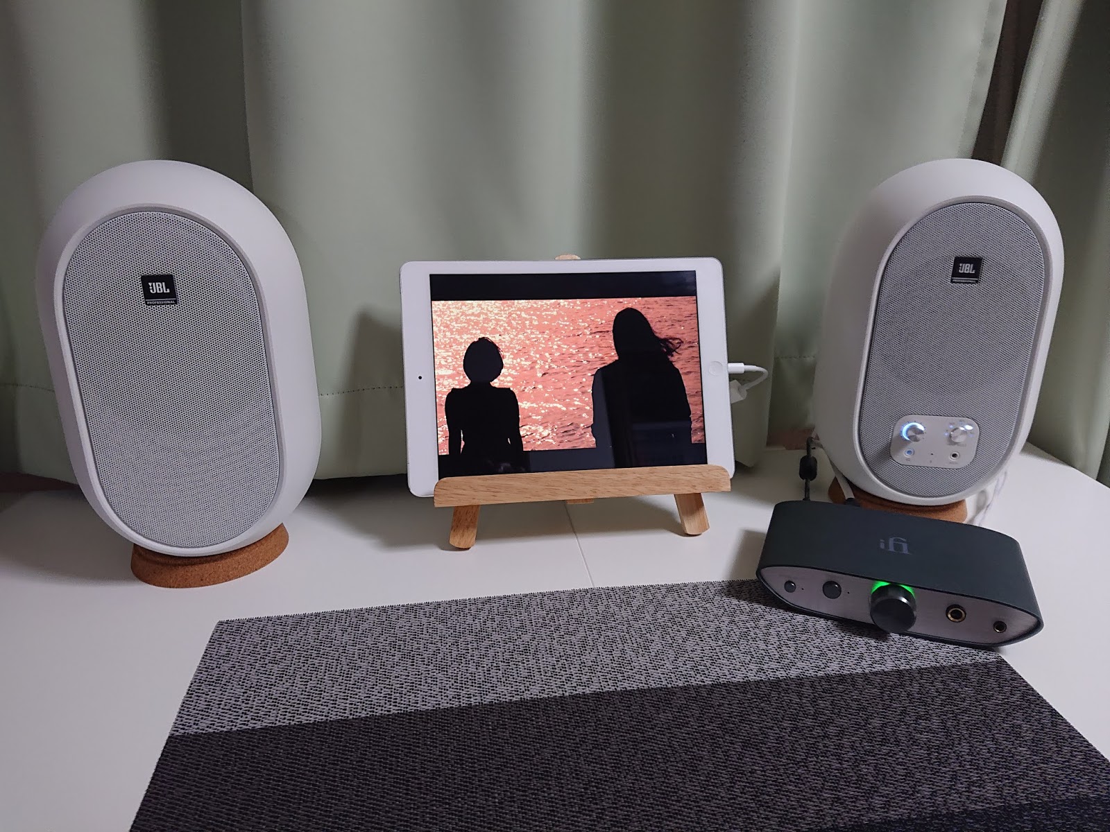 Ifi Audio Jp News And Blog 横幅70cmのミニシアター ネトフリを省スペース 小音量で24時間存分に楽しむために Zen Dac Jbl 104大活用