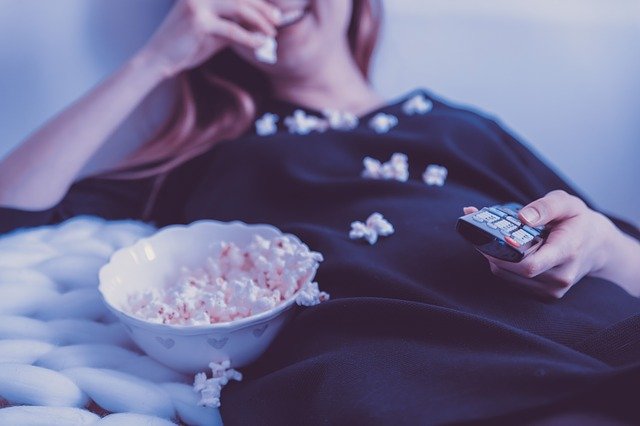 Efek Samping Makan Sambil Menonton TV