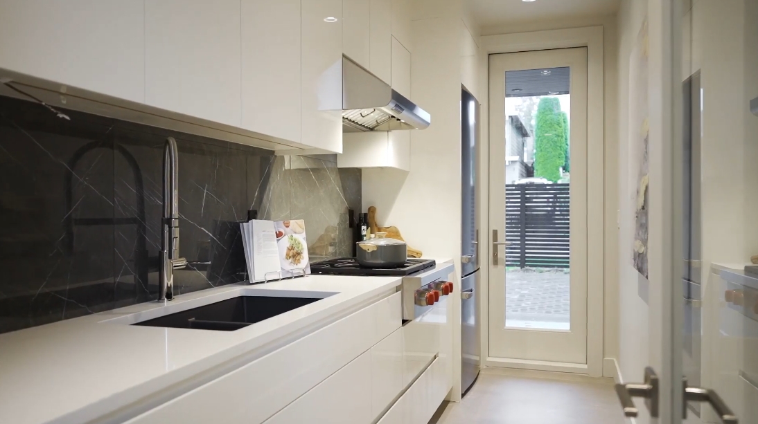 39 Interior Design Photos vs. 2710 Crescentview Dr, North Vancouver Luxury Home Tour