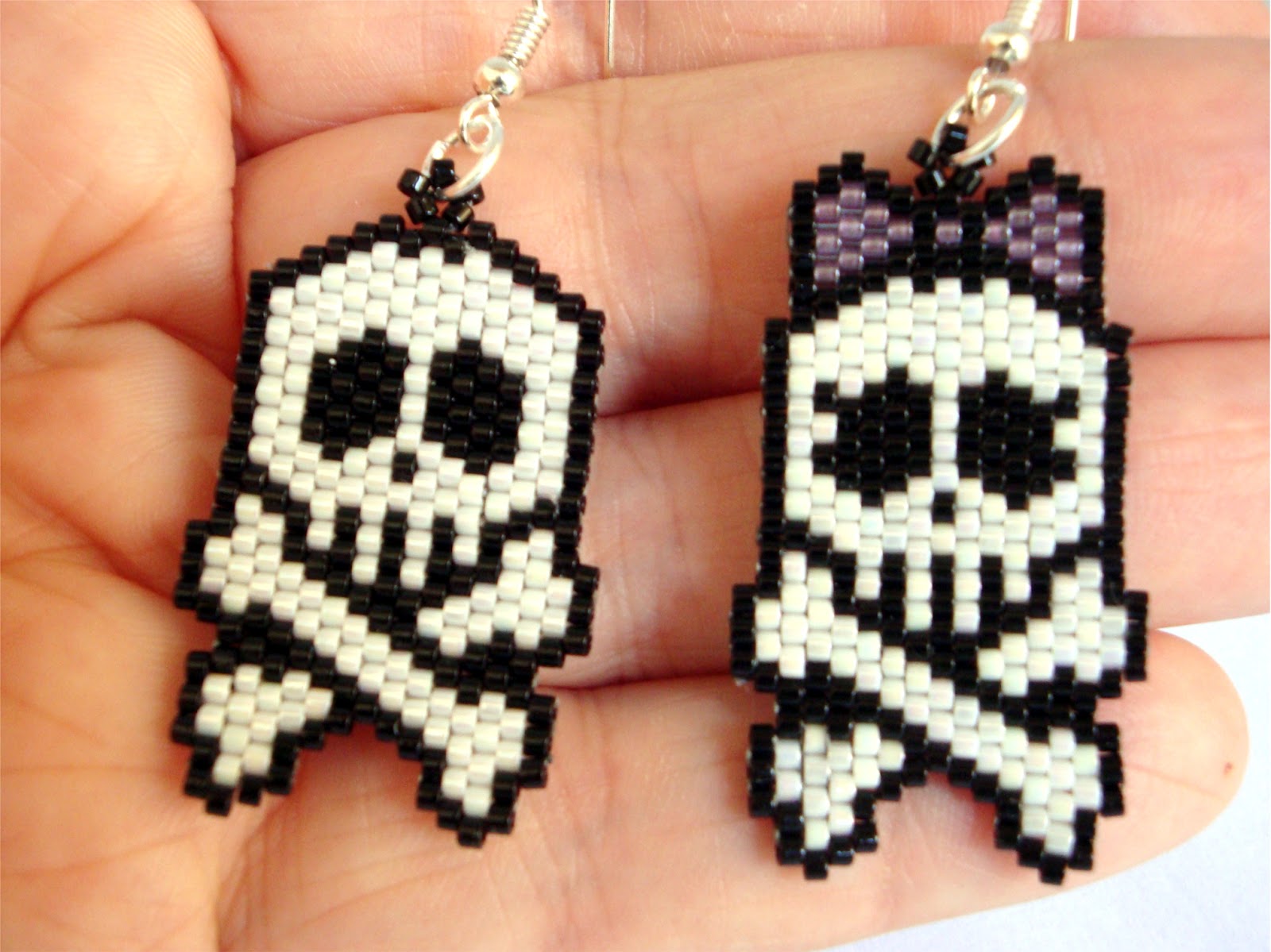 Хэллоуинские схемы из бисера. Серьги из бисера череп. Серьги черепки из бисера. Украшения из бисера на Хэллоуин. Серёжки из бисера черип.