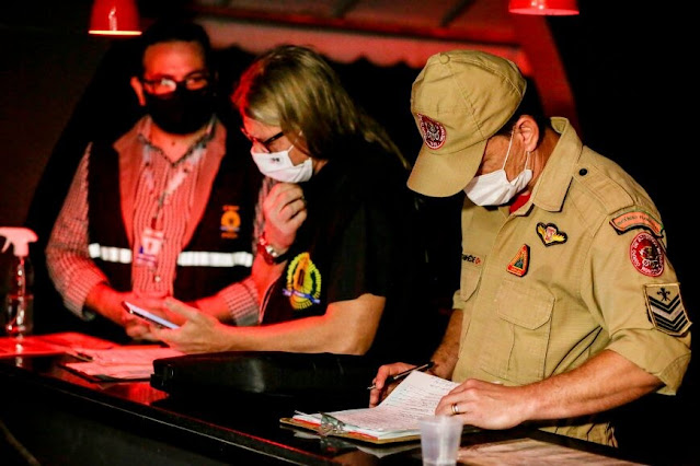 Clientes são flagrados escondidos em fundo de bar na Capital