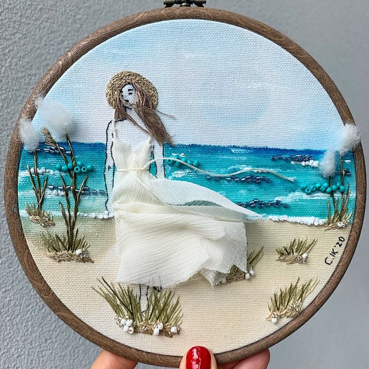 Ảnh thêu cô gái trên bãi biển xanh