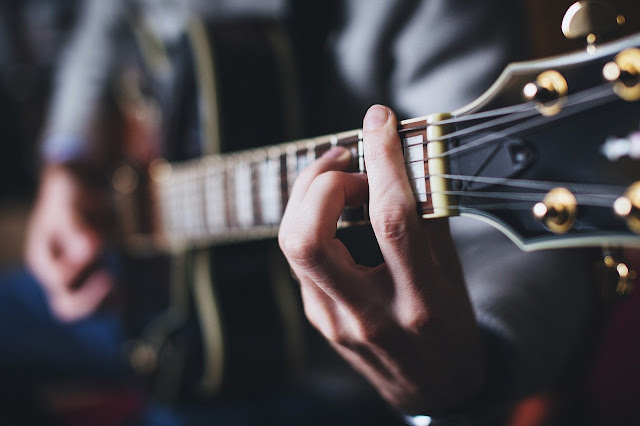 Bermain gitar dengan chord dasar kunci gitar sebuah lagu