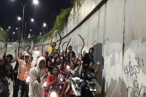 Parah, Kelakuan Kids jaman Now ini. Selfie Aja Sambil Bawa Celurit. Jangan Sampai Ditiru Parah, Kelakuan Kids jaman Now ini. Selfie Aja Sambil Bawa Celurit. Jangan Sampai Ditiru