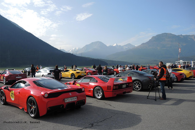  Viele Ferraris auf Rollfeld, Berge, Sonne, Roter Ferrari 458 Speciale, ein F40, Flugfeld