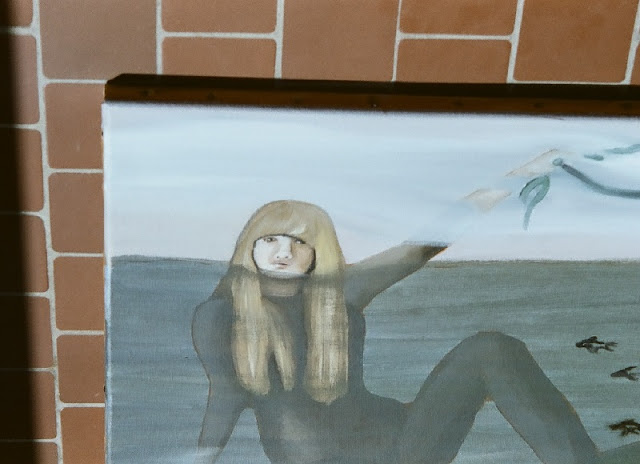 détail d'une peinture à l'huile représentant une sirène blonde