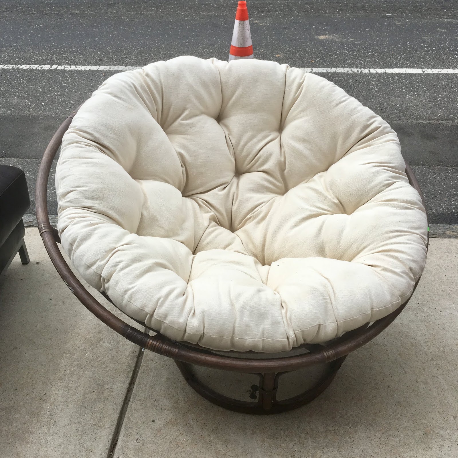 Uhuru Furniture & Collectibles Rattan Bowl Chair with Tufted White
