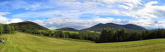 Panorama na słowacką cześć Beskidu Niskiego z najwyższym szczytem Busov (1002 m n.p.m.).