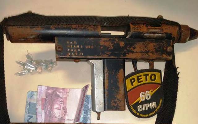 Menino de 13 anos é apreendido com submetralhadora e droga em Feira de Santana