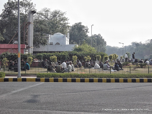 Na falta de praças em Nova Delhi, as ilhas das rotatórias ajudam a relaxar